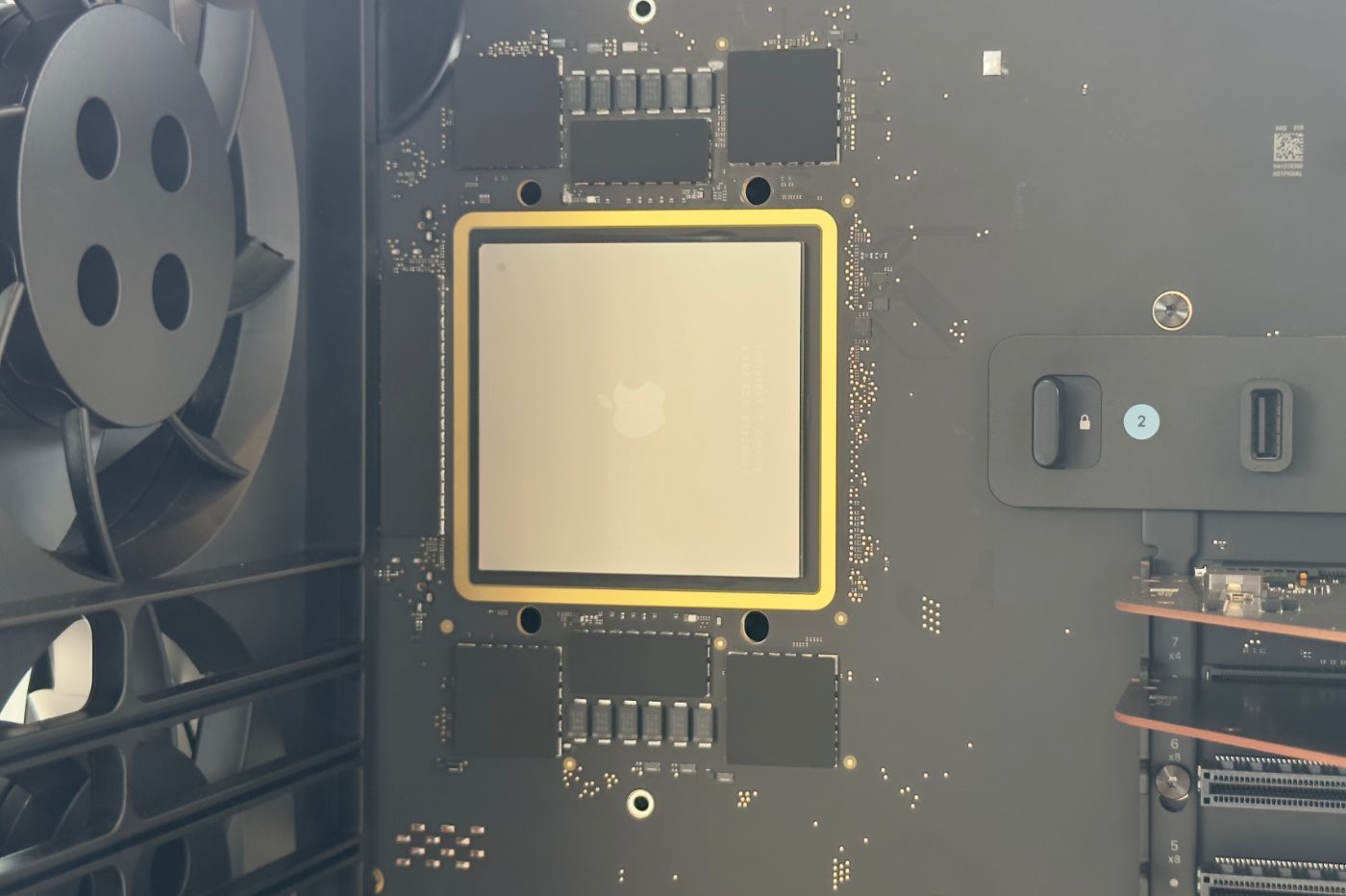 Le M2 Ultra est une puce gigantesque qui embarque 134 milliards de transistors.
