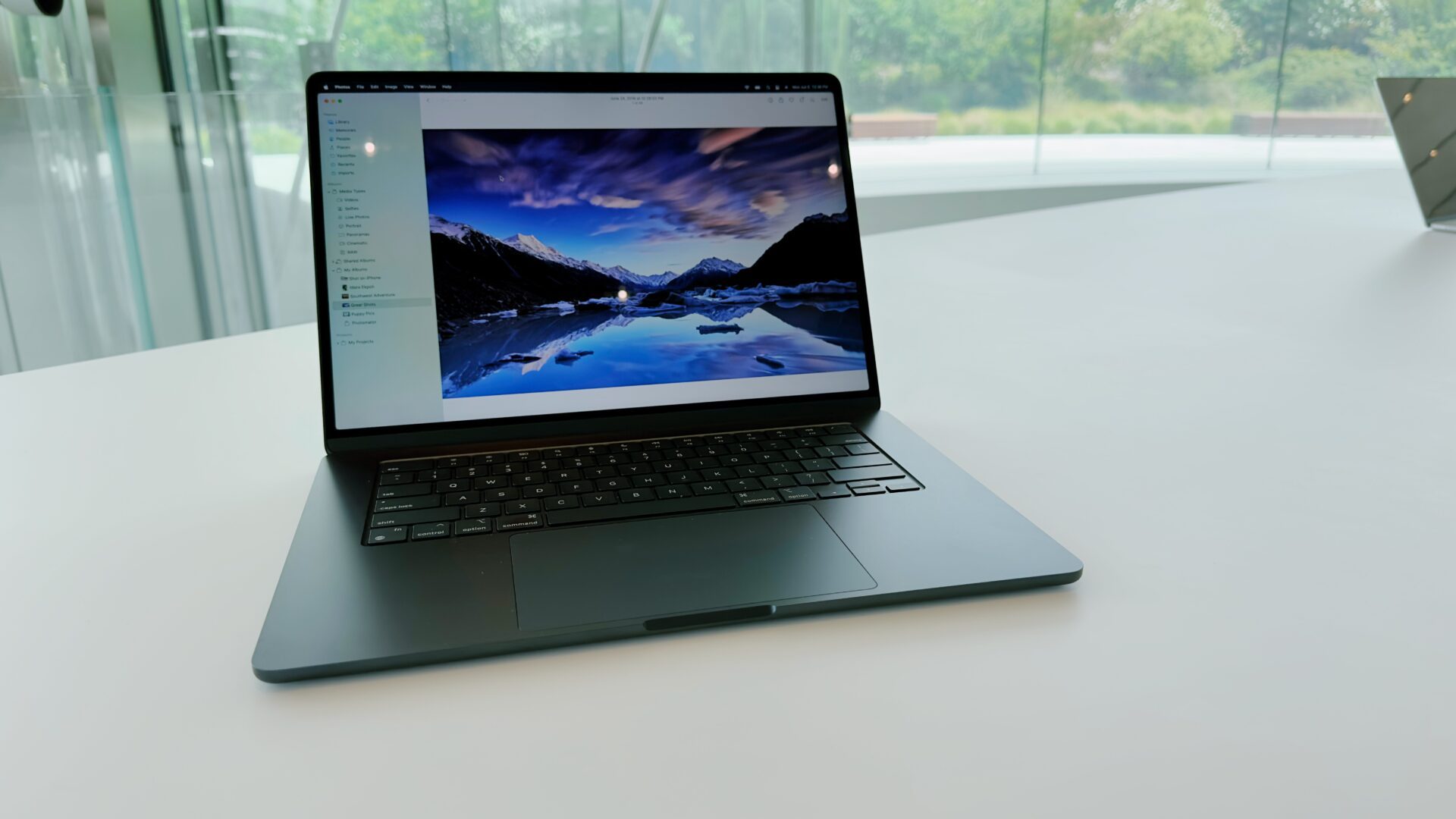 Le MacBook Air 15 pouces offre une dalle plus grande et confortable.