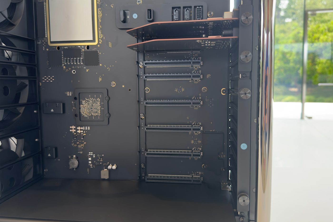 A la différence du Mac Studio, le Mac Pro est modulaire et peut recevoir des cartes PCIe pour spécialiser sa configuration.