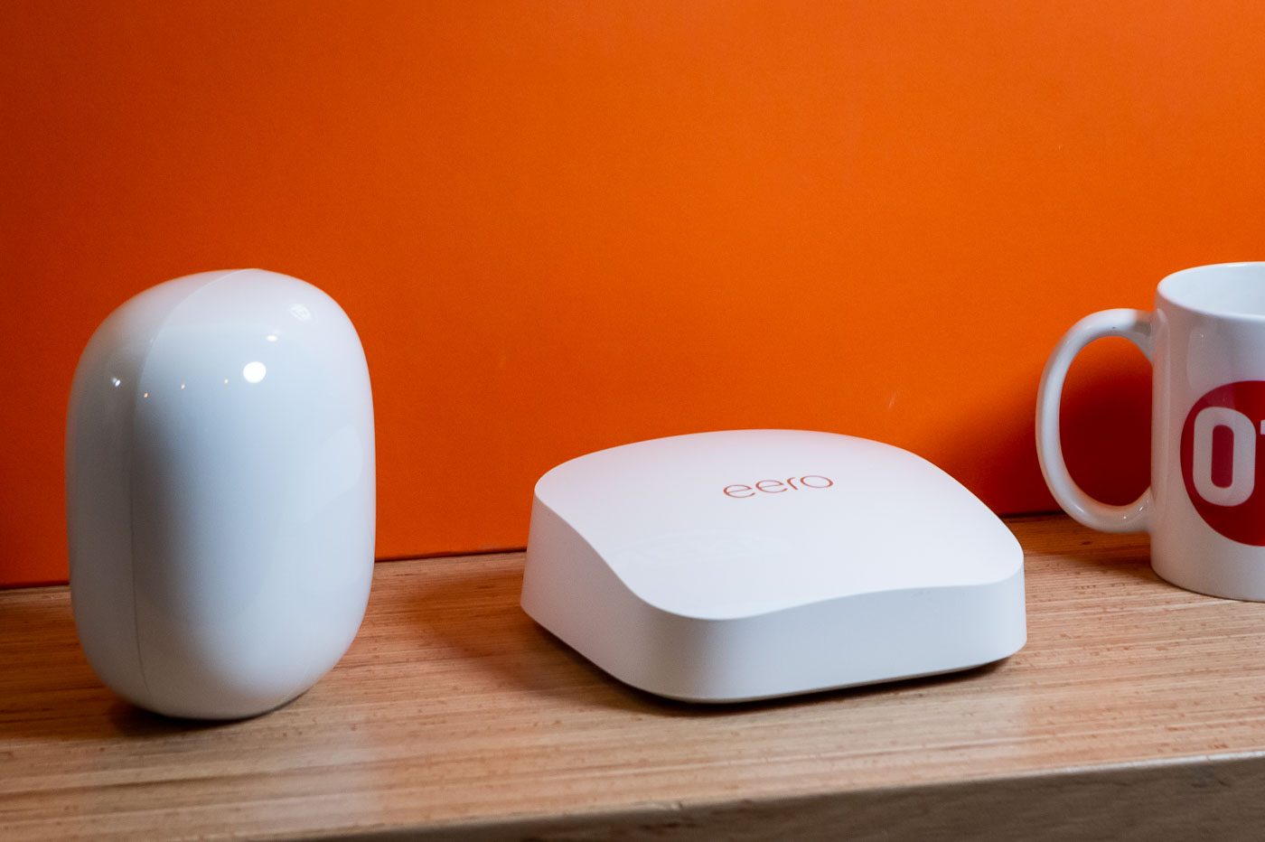 Le Nest WiFi Pro, à gauche, l'Eero Pro 6E, à droite. Deux routeurs maillés Wi-Fi 6E.