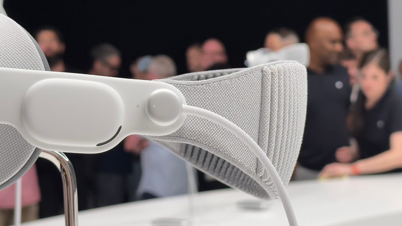Le système de connexion de la batterie au casque n'est pas magnétique.