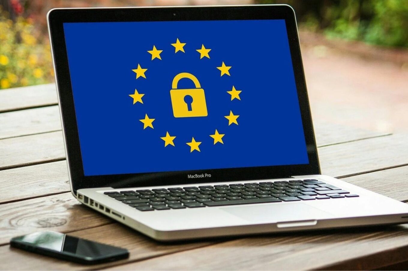 Écran avec les étoiles de l'UE (Union européenne) et un cadenas au centre.