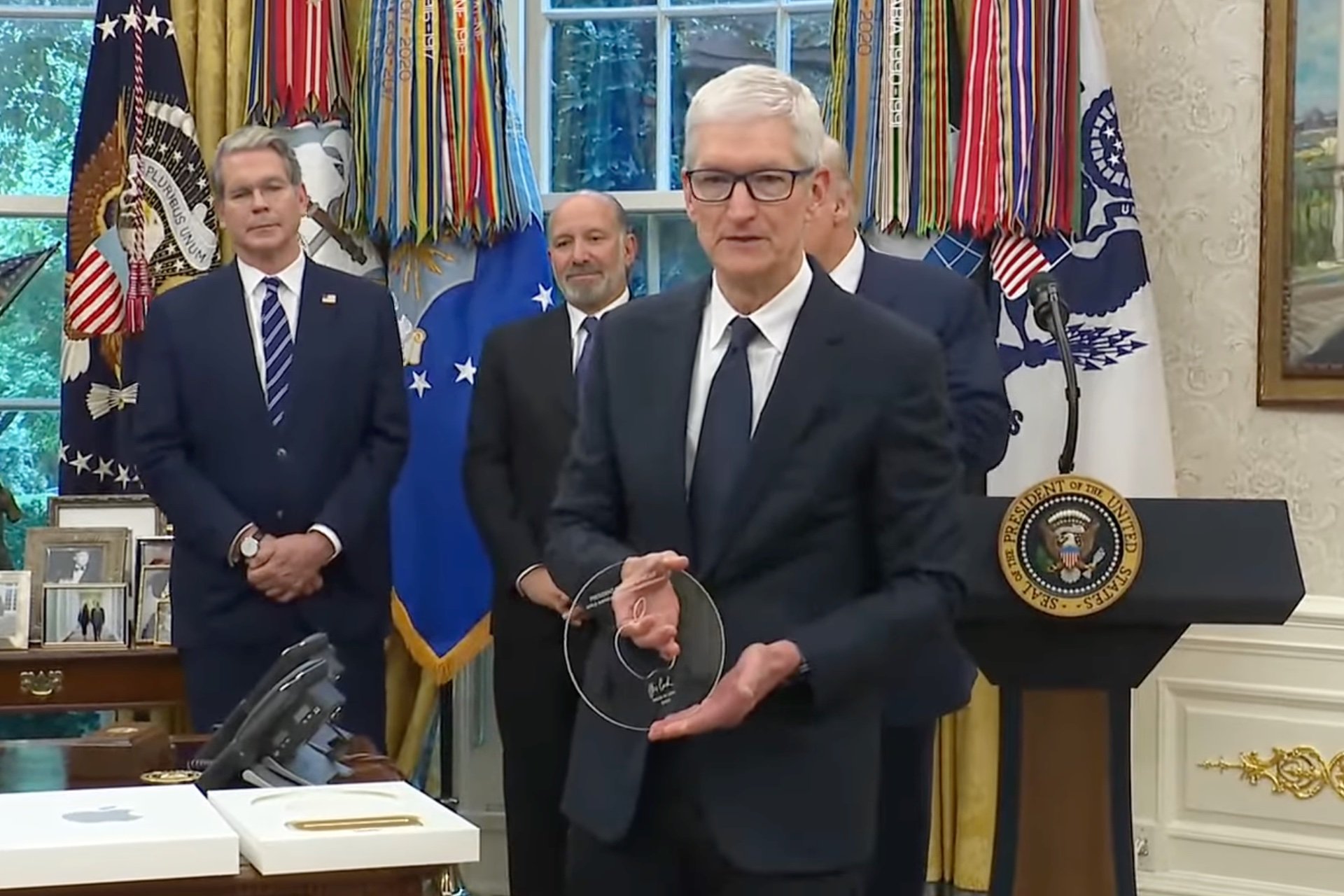 Tim Cook Donald Trump Verre Apple