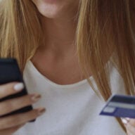 Femme Achat Smartphone Carte Bancaire