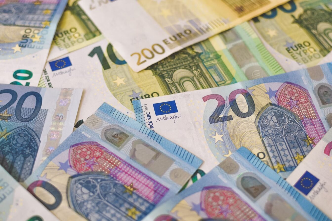 Interpol Argent Saisi Vol Escrocs